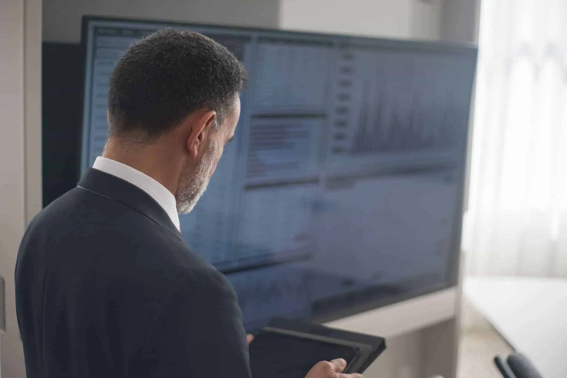 Data Quality Management Benchmarks: 5 Metrics AI-Ready Platforms Track